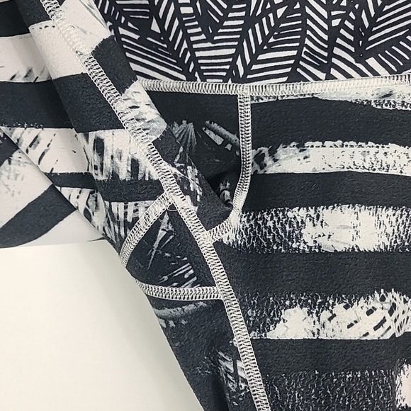 Lululemon Women's Black White Tropical Stripes Leggings 22" Inseam Size 4 - Picture 4 of 8